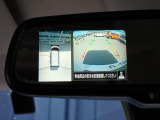 バックミラーにも写し出されます。駐車が苦手な方にも便利機能です。