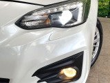 【LEDヘッドライト】悪天候や夜間走行時も良好な視界を確保し安心して運転できる高輝度LEDヘッドライトを装備!点灯速度が早く、消費電力も抑えられています。