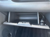 【グローブボックス】大容量のグローブボックスです!!車検証ケース他、日頃使う小物類の収納スペースもたくさんあります!