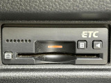 【ETC】有料道路を利用する際に料金所で停止することなく通過できる、ETC車載器(ノンストップ自動料金収受システム機器)が装備されています。セットアップを行うことで利用可能になります。