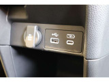 USBオーディオ用ソケットがついていますので携帯電話などを接続すれば音楽等の再生が可能です!充電用ソケットもございます♪
