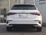 Audiのリヤディフューザーは、車両の後方での空気の流れを整え、乱流を減少させることで、走行安定性を向上させます。またスポーティで洗練された外観を提供し、全体のスタイルに一体感を持たせます。