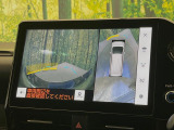 【パノラミックビューモニター】専用のカメラにより、上から見下ろしたような視点で360度クルマの周囲を確認することができます☆死角部分も確認しやすく、狭い場所での切り返しや駐車もスムーズに行えます。