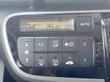 【オートエアコン】一度お好みの温度に設定すれば、車内の温度を検知し風量や温度を自動で調整。暑い&hellip;寒い&hellip;と何度もスイッチ操作をする必要はありません。快適な車内空間には必須の機能ですね♪