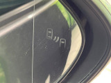 【ブラインドスポットモニター】走行中、ドアミラーの死角になりやすい箇所に後続車が接近するとサイドミラーのレンズに警告を表示!ドライバーに注意喚起をしてくれます。