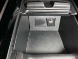 スマホやiPodを直接カーオーディオに接続できるAUX・USB端子や、携帯の充電などに便利なUSBポート(USB Type-C)を装備!車内にあると便利なアイテムのひとつですね