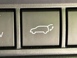 【パワーバックドア】スマートキーや運転席のボタンを押すだけでリアゲートが自動で開閉します!荷物を持っている時や、高い位置にあるバックドアを閉める際に便利な機能です♪