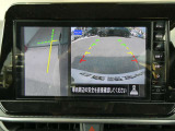 ギアを『R』に入れた後、カメラボタンを押すと、運転席から見えない左側面をナビ画面にうつしてくれるので、幅寄せや縦列駐車がし易くなります。