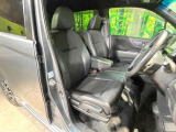 運転席まわりには十分なスペースがあり、大柄な方でもゆったり運転していただける環境です。
