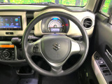 インテリアに合わせたデザインのステアリングは、運転される方のことも考え、運転しやすい形状、大きさです。是非一度、実際に触ってお確かめください。