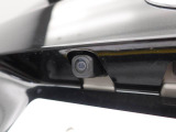 後退時に車両の後ろ側をモニター画面に表示します。車庫入れなどでバックする際に後方確認ができて便利です。車庫入れが苦手な人もこれで安心。