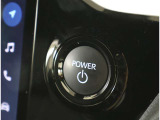 スマートキーを携帯していればキーを取り出さずにドアを施錠&解錠。クルマの始動も可能です。