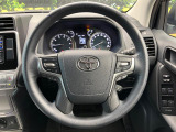 インテリアに合わせたデザインのステアリングは、運転される方のことも考え、運転しやすい形状、大きさです。是非一度、実際に触ってお確かめください。