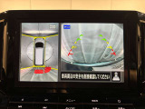 アラウンドビューモニターは真上から見下ろした様に車の周囲を表示することで、駐車時の安全性と利便性を高めます。