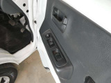 上級グレードなので、運転席・助手席両方ともパワーウィンドウが付いています。室内の空気を入れ替えたいときなど便利です。