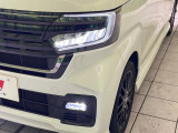 【LEDヘッドライト】悪天候や夜間走行時も良好な視界を確保し安心して運転できる高輝度LEDヘッドライトを装備!点灯速度が早く、消費電力も抑えられています。