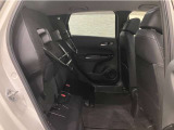HONDA独自の機構!リアシートはチップアップ(跳ね上げ)することにより背の高い荷物も楽々積み込みすることが可能!!より空間を有効にするためにも大変便利なシートアレンジになります!!