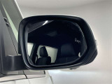 ブラインドスポットモニター(BSM)を装備しています。隣を走る車両が死角に入るとミラー内LEDインジケーターが点灯。さらに、ウィンカーを出すとインジケーターが光って点滅して注意を促してくれます。