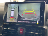【全方位モニター】まるでクルマを真上から見下ろしたかのような視点で駐車をサポートします!クルマの斜め後ろや真横など、前後左右の4つのカメラの映像が合成されて、モニターに映し出されます。