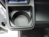 カップホルダーは運転席や助手席からちょうど手の届く位置です!!