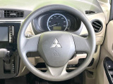 インテリアに合わせたデザインのステアリングは、運転される方のことも考え、運転しやすい形状、大きさです。是非一度、実際に触ってお確かめください。