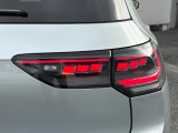 ダイナミックターンインジケーター付き3DのLEDテールランプ。ウィンカーの光が流れるように点滅、後続車からの視認性が高まり、万一の追突の危険性を軽減します。
