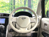 インテリアに合わせたデザインのステアリングは、運転される方のことも考え、運転しやすい形状、大きさです。是非一度、実際に触ってお確かめください。