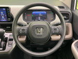 インテリアに合わせたデザインのステアリングは、運転される方のことも考え、運転しやすい形状、大きさです。是非一度、実際に触ってお確かめください。