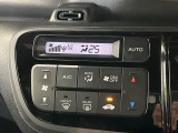 【オートエアコン】一度お好みの温度に設定すれば、車内の温度を検知し風量や温度を自動で調整。暑い&hellip;寒い&hellip;と何度もスイッチ操作をする必要はありません。快適な車内空間には必須の機能ですね♪