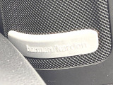 ●harman/kardonサウンドシステム:オーディオ専門メーカーが手掛けるプレミアムスピーカーを装備。多数のスピーカーから、音の粒立ちまで分かる高品質な音楽をお楽しみいただけます。