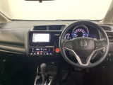 車内は光触媒抗菌消臭施工済です。スタイリッシュなデザインでスポーティなインパネ周りを演出します。グローブボックスやカップホルダーのほかにトレーなどたくさんの収納スペースが付いています。