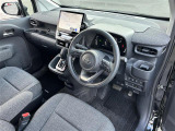 【運転席】座り心地が良いシートなので長時間の運転でも快適にお過ごしいただけます。新品のフロアマットのご注文も可能です。掲載箇所以外にご希望の写真がございましたらお気軽にお問い合わせ下さい。