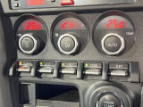 【オートエアコン】一度お好みの温度に設定すれば、車内の温度を検知し風量や温度を自動で調整。暑い&hellip;寒い&hellip;と何度もスイッチ操作をする必要はありません。快適な車内空間には必須の機能ですね♪