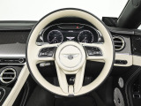 ステアリング周りにボタンを集約し、運転に集中できる構造となっております。