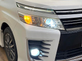 【LEDヘッドライト】悪天候や夜間走行時も良好な視界を確保し安心して運転できる高輝度LEDヘッドライトを装備!点灯速度が早く、消費電力も抑えられています。