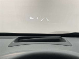フロントガラスに情報投影するHUD付き。視線移動を最小限に、安全運転を支援します。