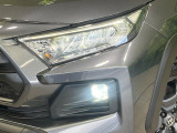 【LEDヘッドライト】悪天候や夜間走行時も良好な視界を確保し安心して運転できる高輝度LEDヘッドライトを装備!点灯速度が早く、消費電力も抑えられています。