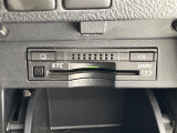 【ETC】有料道路を利用する際に料金所で停止することなく通過できる、ETC車載器(ノンストップ自動料金収受システム機器)が装備されています。セットアップを行うことで利用可能になります。