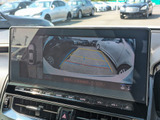 パノラミックビューモニターを装備!上から車両を見下ろしたような映像をナビ画面に表示できます。車両前後左右に搭載した4つのカメラ映像を継ぎ目なく合成!目視では見えない部分もリアルタイムで見れます。