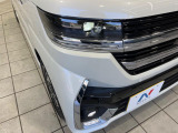 【LEDヘッドライト】悪天候や夜間走行時も良好な視界を確保し安心して運転できる高輝度LEDヘッドライトを装備!点灯速度が早く、消費電力も抑えられています。