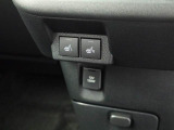 運転席と助手席にシートの座面と背面を温めるシートヒーターを装備!冬の寒い日のドライブを快適にします!