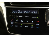 左右で温度調整の出来るデュアルオートエアコン完備☆快適な車内空間で会話も弾みます♪