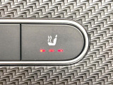 ●フロントシートヒーティング:運転席・助手席共に三段階で調節が可能なシートヒーターを装備しております。季節を問わず快適にご使用いただけます。