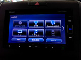 フルセグTV搭載。CD/DVD再生、Bluetoothオーディオに対応しています。