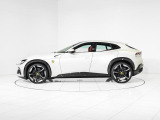 エクステリアは、特注オプションとして選択された美しいマットホワイト「Bianco Italia Opaco(ビアンコ・イタリア・オパコ)」を纏っています。