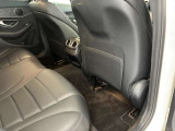 メルセデスのシートは少し硬めになっております。長時間の運転の際、適度な反発があることでお尻や腰の負担を減らす効果が御座います。