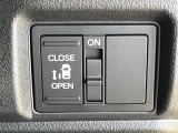 【パワースライドドア】スマートキーや運転席のスイッチでスライドドアの開閉が可能♪電動だから力を入れてドアを開ける必要が無く、小さいお子様でも、重い荷物を持っている時もラクに開け閉めできます♪