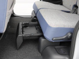 フロアに直接置きたくない荷物の収納に便利です。