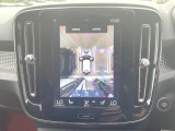【360&deg;ビューカメラ】4台の高解像度カメラで360度の鳥瞰図を表示。隣の車や壁、死角にある障害物などを画面で確認できるため、狭いスペースでの駐車・出入りも安心です。