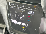 【オートエアコン】一度お好みの温度に設定すれば、車内の温度を検知し風量や温度を自動で調整。暑い&hellip;寒い&hellip;と何度もスイッチ操作をする必要はありません。快適な車内空間には必須の機能ですね♪